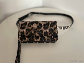 Taštička na mobil DKNY vzor LEOPARD - 3