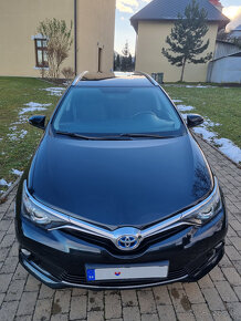 Toyota Auris hybrid - 3