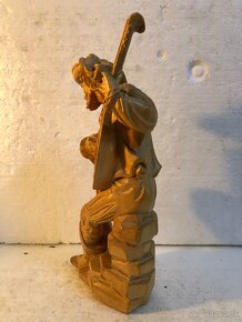 Stará krásna drevená socha muž s mandolínou - 3