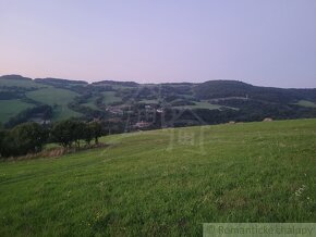 Väčší rekreačný pozemok s výhľadom na obec Zubák - 3