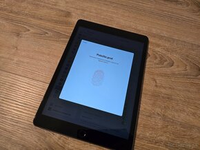 Apple iPad 7 generácie S úložiskom 32GB Zadná strana má znám - 3