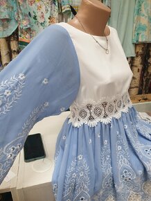 Šaty S krásne modre čipkové detaily - 3