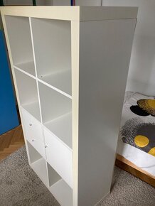 Biela knižnica so skrinkami IKEA - 3