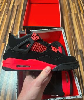 Jordan 4 Thunder - 3