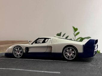 1:18 2005 MASERATI MC12 (V12) - Hotwheels - 3