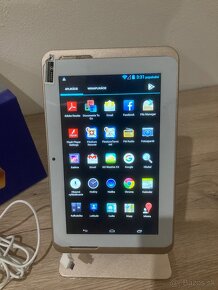 Tablet s fóliou a krabicou. - 3