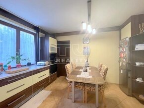 KRÁSNA RODINNÁ VILA S POZEMKOM 930m2 + 2 APARTMÁNY NA... - 3