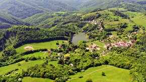 Pozemok pri jazere (tajchu) v obci Hodruša-Hémre (Kopanice - 3