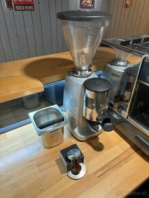 Pákový kávovar La Cimbali M32 bistro s mlyncom Mazzer - 3