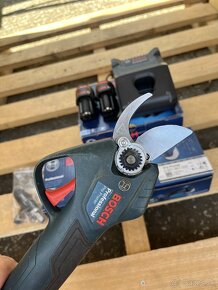 Predám aku záhradné nožnice Bosch Professional Pro Pruner - 3