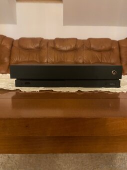 XBOX ONE X 1TB (4k) s krabicou + 5 hry - 3