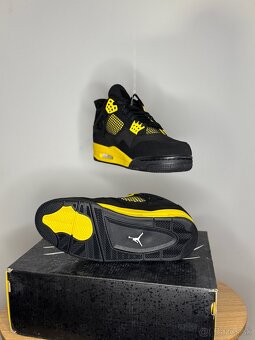 Jordan 4 Thunder - 3