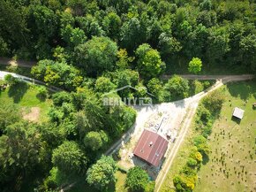 Znížená cena Na predaj pozemok 608 m2 nad Varínom - 3