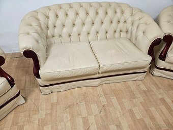 CHESTERFIELD ŠTÝL,MÁSLOVEJ FARBY KOMB.S DREVOM - 3