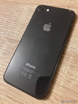 iPhone 8 / 64GB mala puklina na zadnej strane - 3