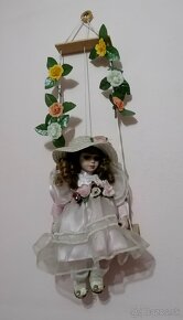 Porcelánová bábika na hojdačke - 3