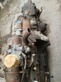 Motor a prevodovka Fiat 600,rámčeky predných svetiel - 3