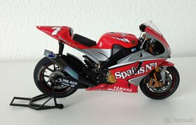 1:12 Postavená Tamiya Yamaha YZR-M1 2004 - 3