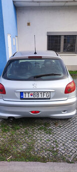 Predám Peugeot 206 5P 1.4E (strieborná metalíza) - 3