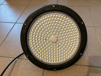 Priemyselné LED svietidlo 200 W - 3