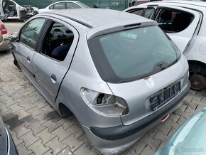 Lacno rozpredám Peugeot 206 1998-2010 na náhradné diely - 3