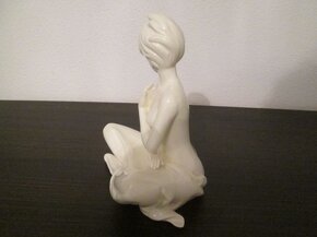 Anglický značený porcelán: soška Sediaca žena - 3