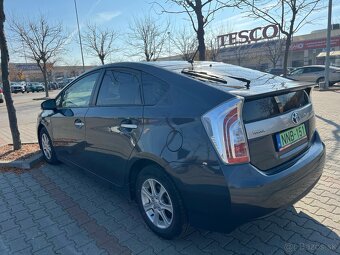 Toyota Prius 1.8 benzín 2012 plugin hybrid - 3