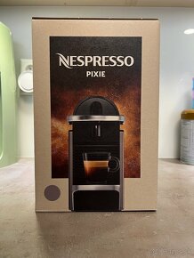 Kavovar Nespresso Pixie + LTD Aeroccino 3 Pantone + 2 šálky - 3