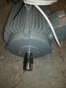 Predám nový pätkový el.motor 4kW 960ot hriadeľ 38mm - 3