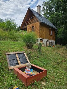 Drevená chatka s elektrikou a vodou - 3