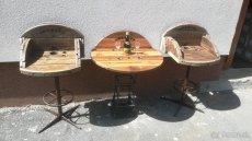 Sedacia suprava - dreveny stol a dve barove stolicky - 3