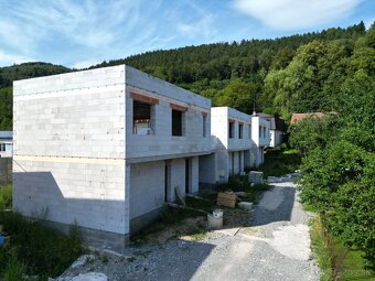 Na predaj, rodinné domy v štádiu holodom, Považský Chlmec, G - 3