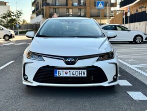 TOYOTA COROLLA SEDAN 1,8 HYBRID automat 16660,- . - 3