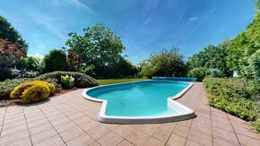 TOP CENA | Slnečný rodinný dom s veľkým pozemkom a bazénom - 3