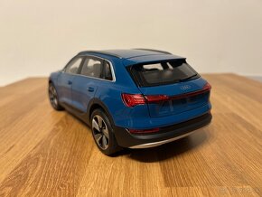 POŠKODENÁ Audi E-tron 1:18 Norev - 3