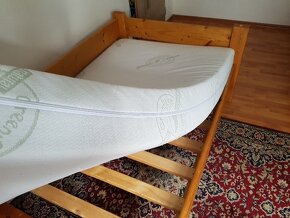 Drevená posteľ s matracom - 3
