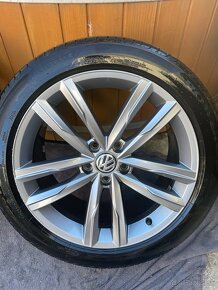 Predám letné pneu značky Pirelli  235/45 R18 + Alu disky WV - 3