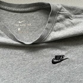 Nike Svetlosivé pánske tričko M s krátkym rukávom a logom - 3