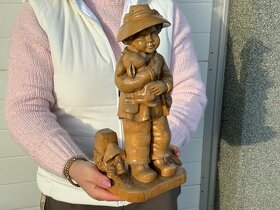 Velmi hezká stará dřevěná socha chlapec s králíčkem - 3