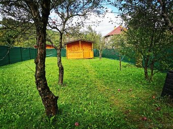 Luxusná záhrada v Meste na rovine s chatkou. - 3