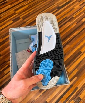 Jordan 4 UNC - 3