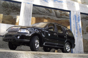 1:18 Lincoln Navigator - 3