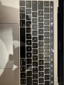 MacBook Pro s touchbarom - 3