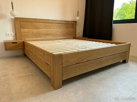 Dubová masívna posteľ s úložným priestorom, nočnými stolíkmi - 3