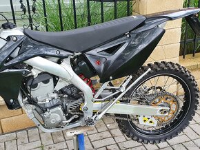 Suzuki RMZ 450 2011 možno postavit i na SPZ - 3