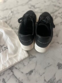 Predám pár krát obuté tenisky Alexander McQueen - 3