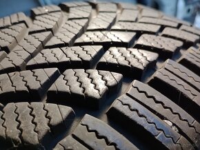 Predam 2ks pneu 215/70/r16   zimne  100T   Bridgestone - 3