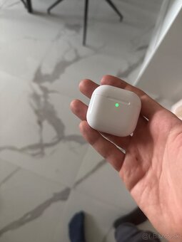 Predám Apple AirPods 4 Nabijaci box - 3