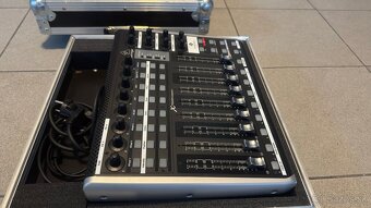 Predám zánovný Behringer X-Touch Compact v case - 3