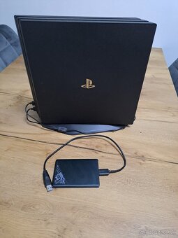 PS4 Pro 1TB + 3x ovládač + externý disk 1TB + stojan - 3